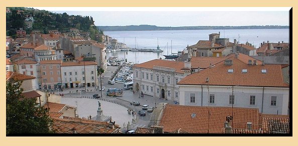 Blick ber die Altstadt von oben - 
im Hintergrund der Zollkai