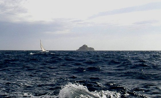 hier auf dem Kliff mit seinem 69m hohen Leuchtturm war das Kloster, in dem
500 Jahre lang bis 1881 Benediktiner lebten!
Heute noch guter Fisch- und Korallengrund, oft peitschen Strme die Gischt die Felsen hoch...