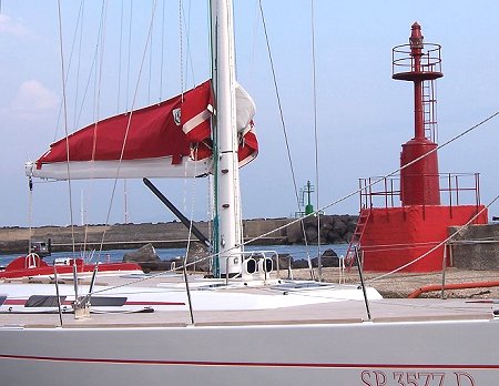 Rote Yacht vor rotem LF